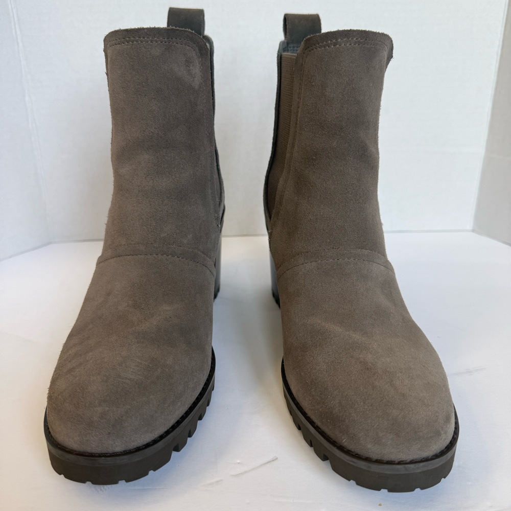 ⁠UGG Harrison Suede Chelsea Ankle Boots Grey Lug Sole Womens 8.5 S/N 1103766